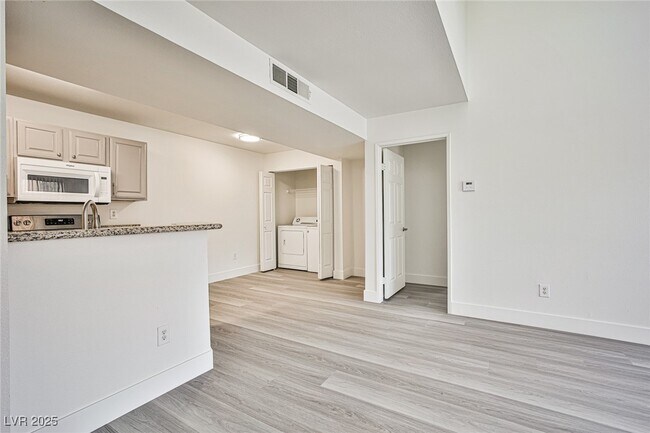 Building Photo - 5166 S Jones Blvd