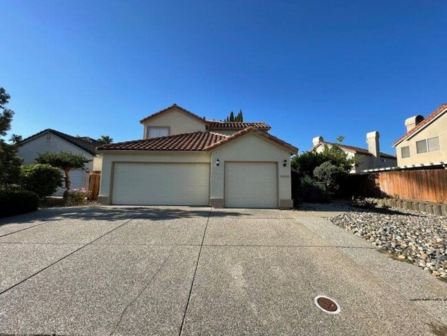 Building Photo - Large Open 4 Bedroom