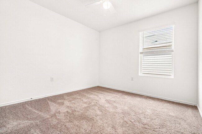 Building Photo - 10119 Ana Hts