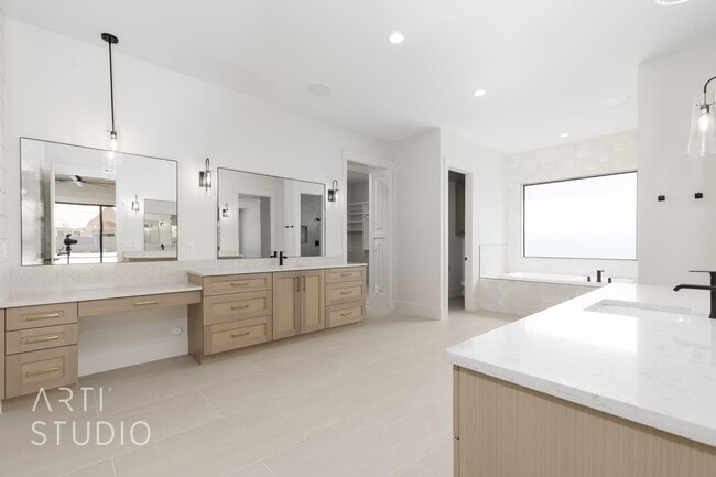 Building Photo - BRAND NEW Gorgeous 6 bed 7 bath with Pool ...