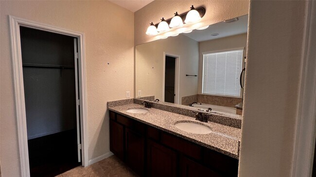 Building Photo - 208 Forest Peak Way