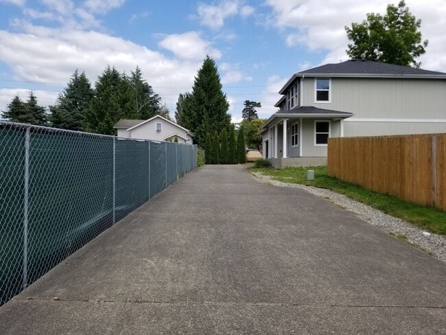 Building Photo - Beautiful 4 Bedroom / 3 Bath Home
