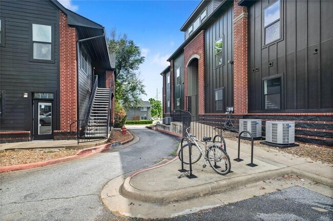 Building Photo - 1115 N Leverett Ave