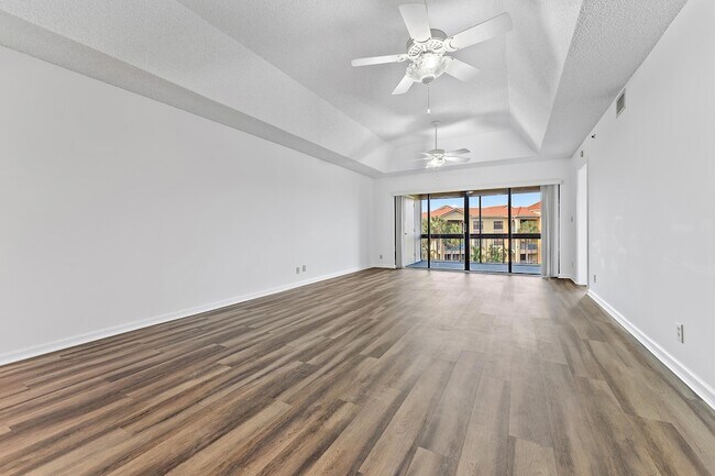 Building Photo - 700 Uno Lago Dr