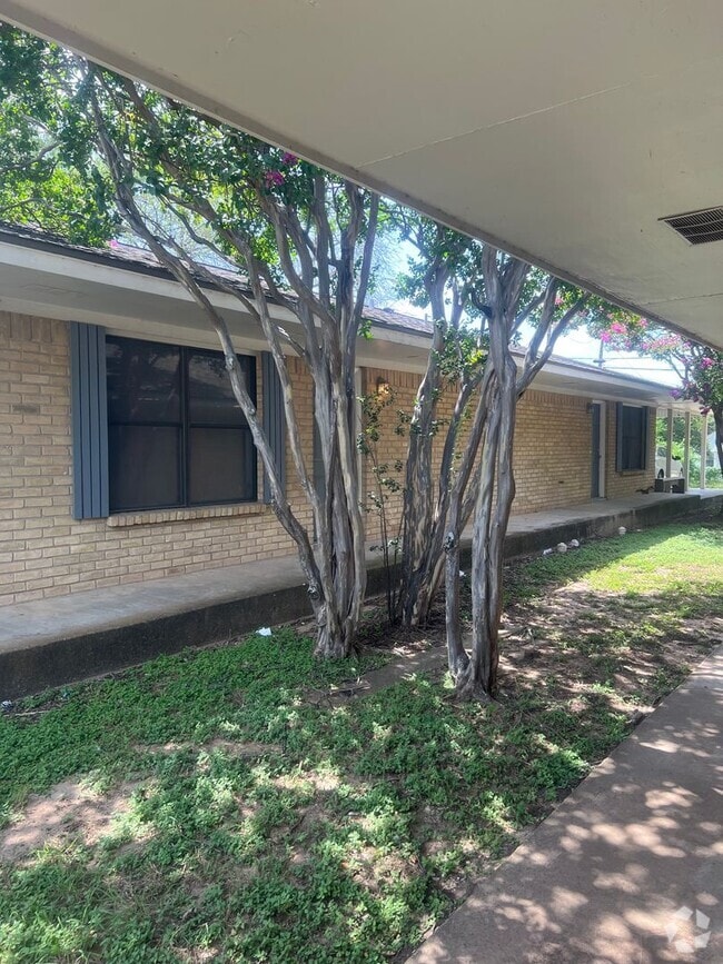 Building Photo - Close to Reicher School