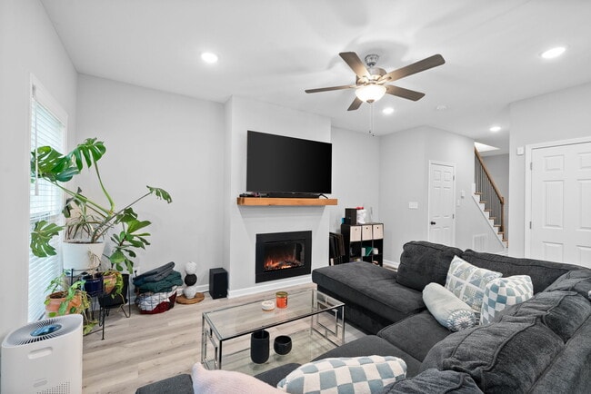 Building Photo - 418 Oak St