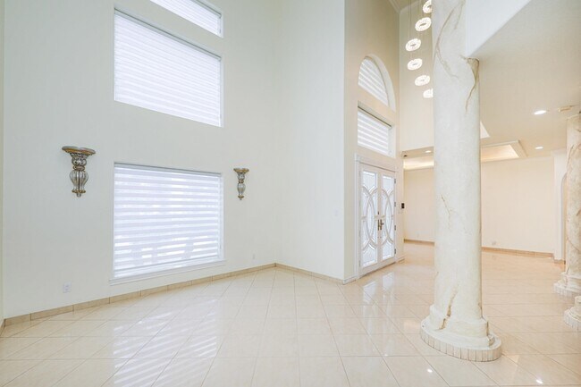 Building Photo - 314 Bordeaux Dr