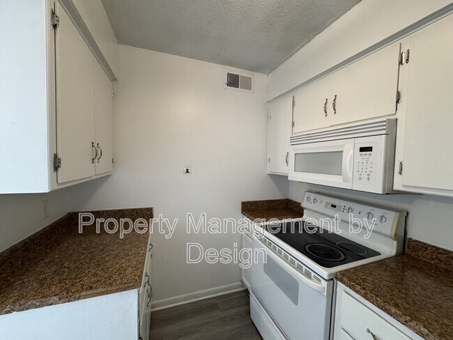 Building Photo - 1039 5th St