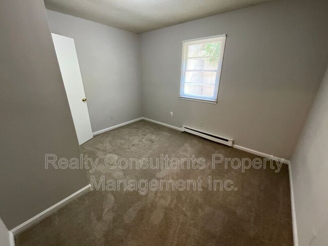 Building Photo - 113 Cox Ave