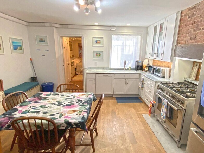 Primary Photo - 518A Halsey St