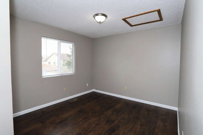 Building Photo - Beautifully Updated Split-Level Home with ...
