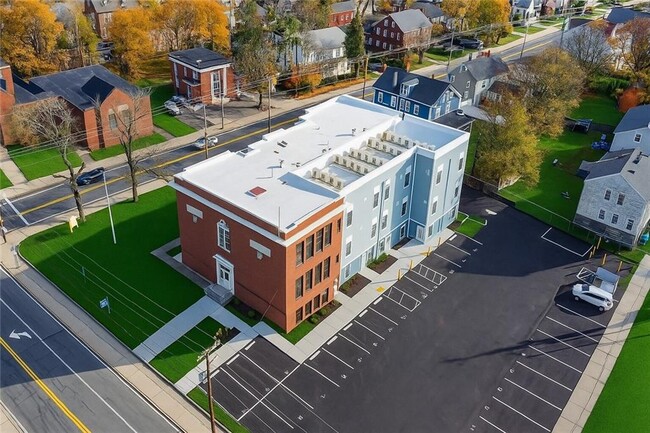 Building Photo - 1624 Lonsdale Ave