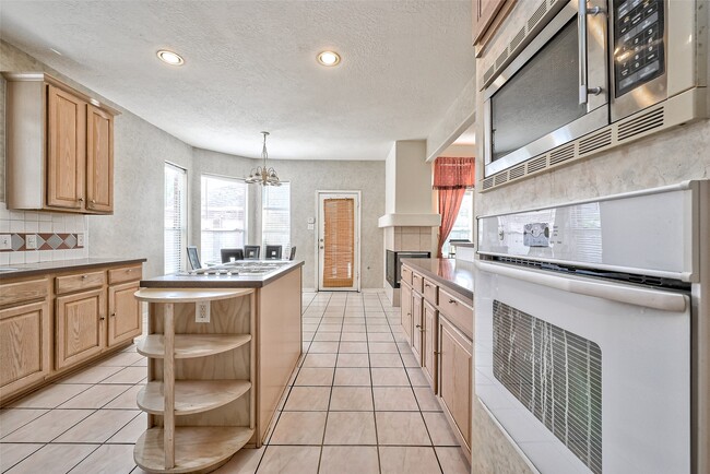 Building Photo - 6806 Rhodes Ct