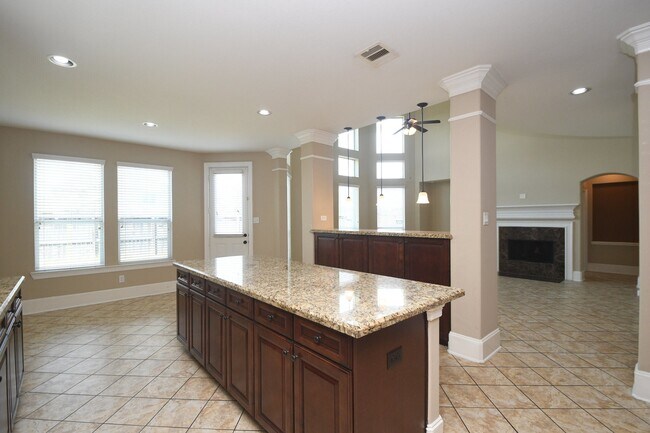 Building Photo - 606 Whitney Oaks Ln