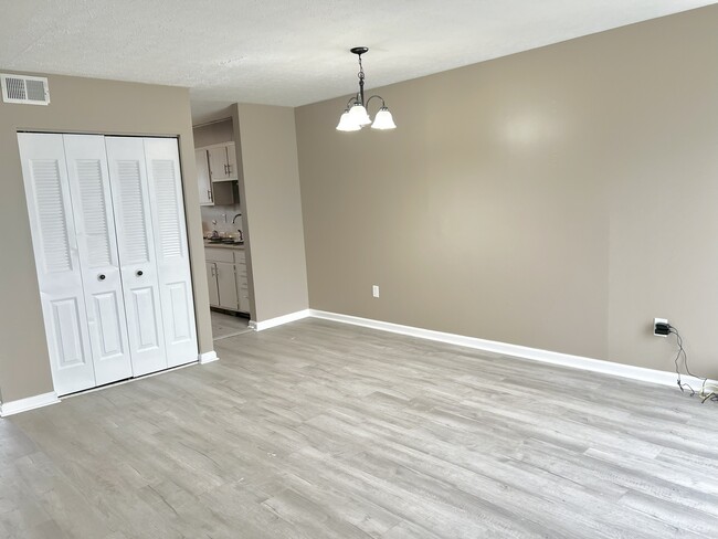 Building Photo - 1420 Kingswood Way