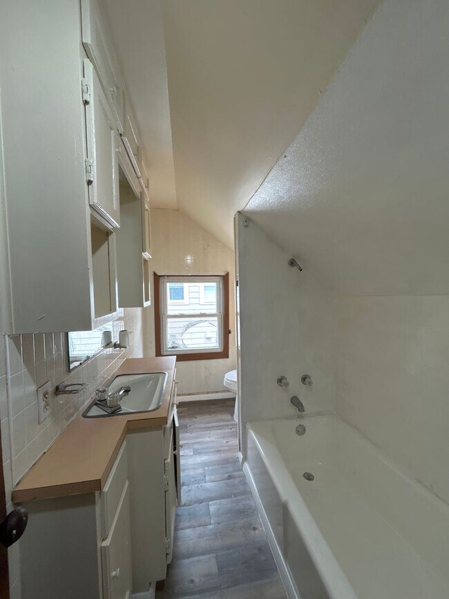 Building Photo - 1714 Roys Ave