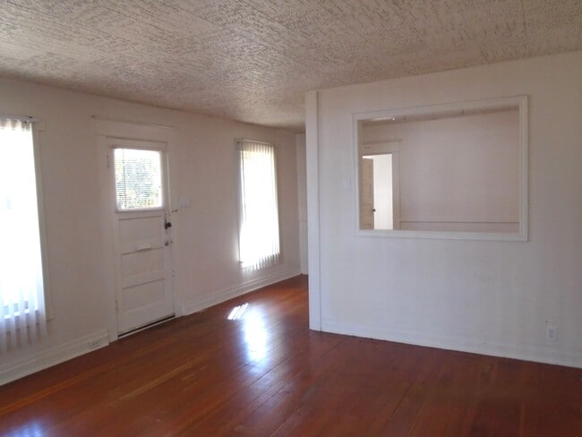 Building Photo - 435 Wilson St S