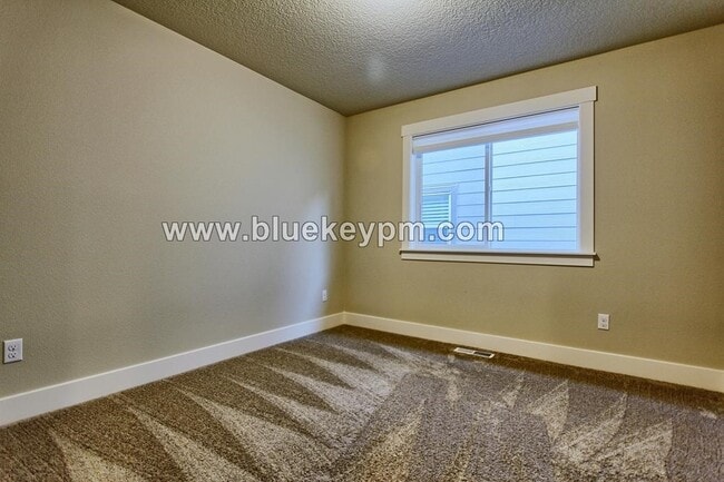 Building Photo - 4 Bed  3 Bath Home in Bethany Across From ...