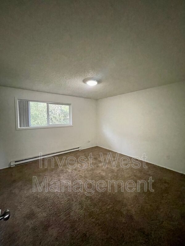 Building Photo - 1960 33 Avenue