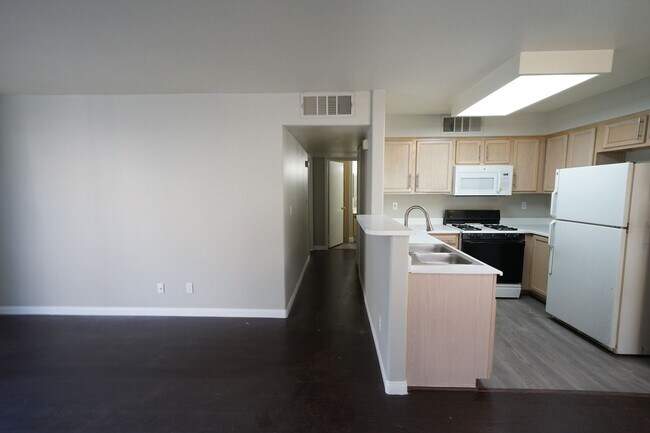 Building Photo - No Showings until 4/10/2026