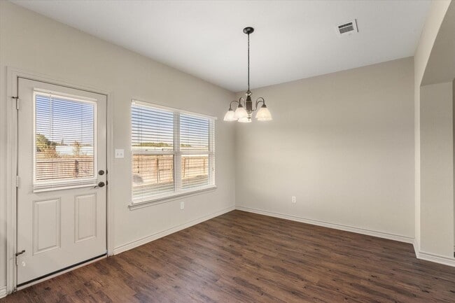 Building Photo - Great Townhome Near Cedar Creek Lake