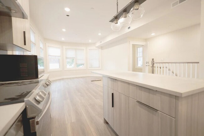 Building Photo - 701 E 2nd St