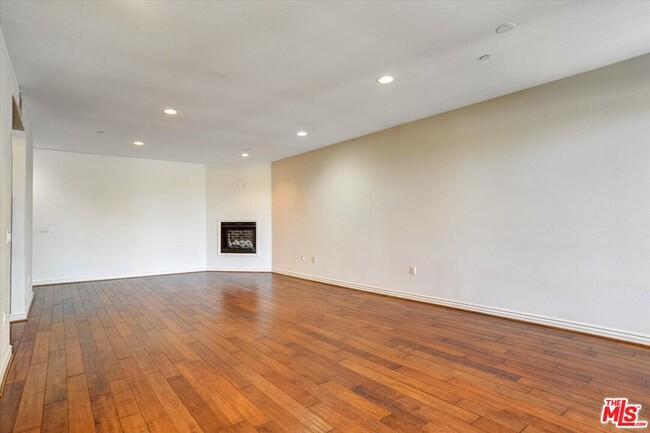 Building Photo - 1410 N Curson Ave