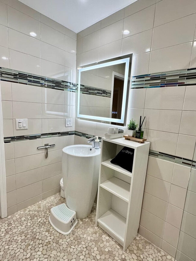 Building Photo - 6505 Skyfarm Dr