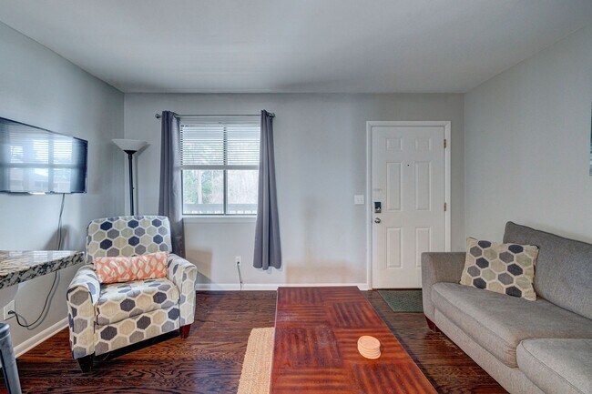 Building Photo - 1 bedroom 1 Bath Beside UNCW