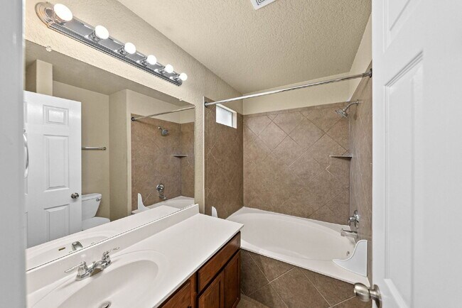 Building Photo - 1 Month Free Rent with an 18 Month Lease!!!