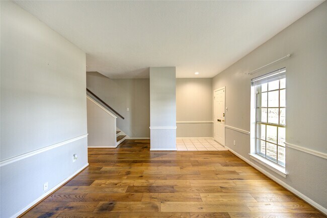 Building Photo - 940 Wycliffe Dr