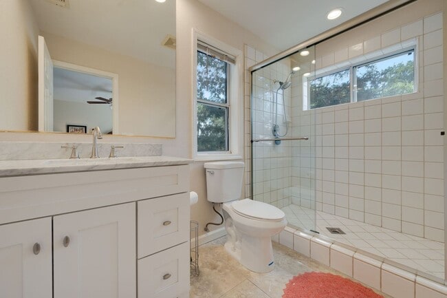 Building Photo - Luxury 4BR Home with Pool & Outdoor Kitche...