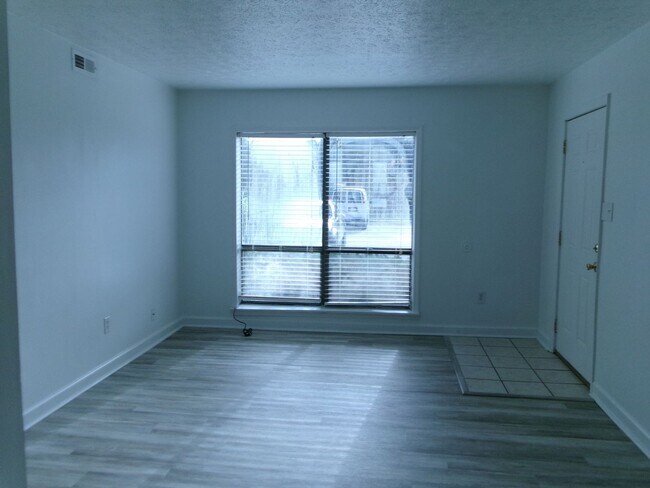 Building Photo - 615 Carter Ln