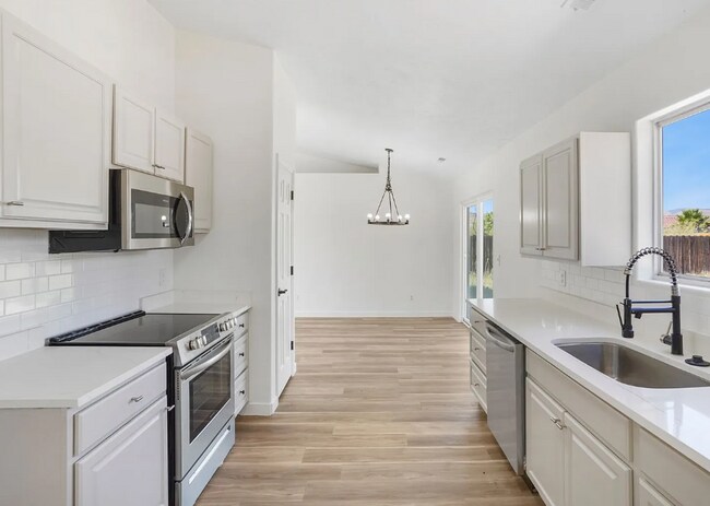 Building Photo - Adorable 2 Bedroom Hurricane Home! Pet Friendly!