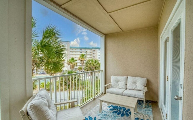 Building Photo - 572 E Beach Blvd