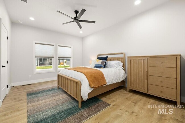 Building Photo - 10494 W Shields Ave