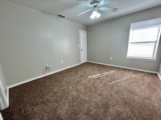 Building Photo - 908 N Belmont Ave