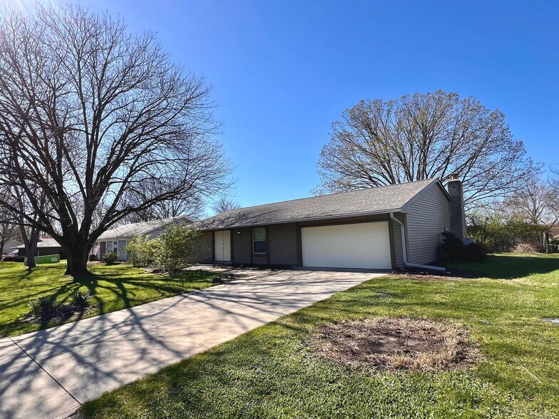 Building Photo - 6827 Azalea Dr