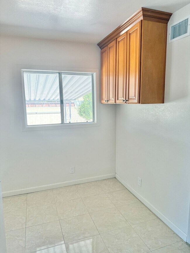 Building Photo - 737 E Cypress St