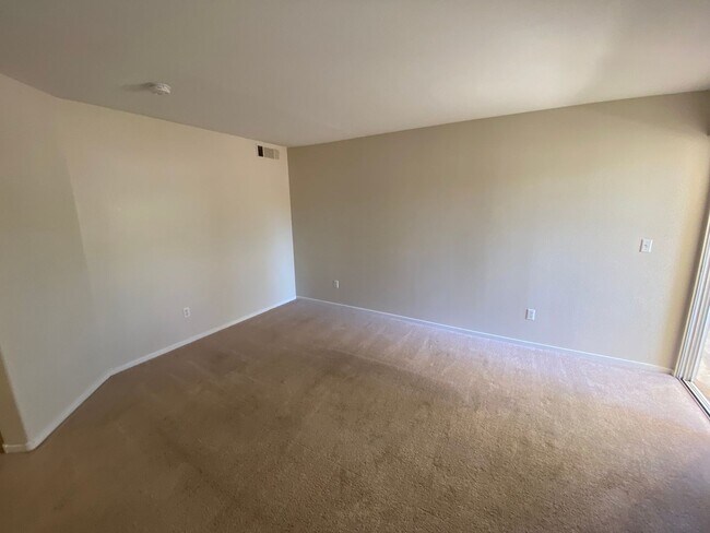 Building Photo - Charming 2Bed/2Bath 1st Floor Condo nestle...