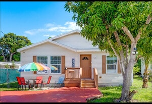 Building Photo - 716 21st St