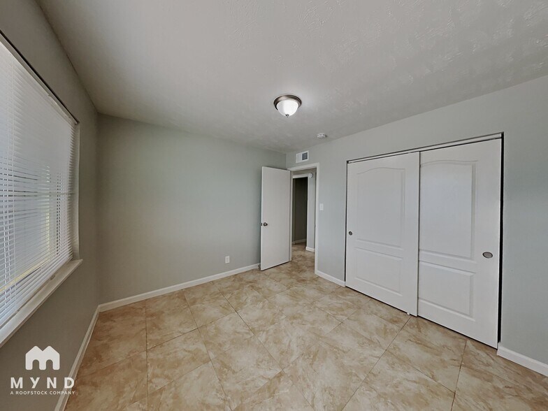 Building Photo - 640 Hause Ave