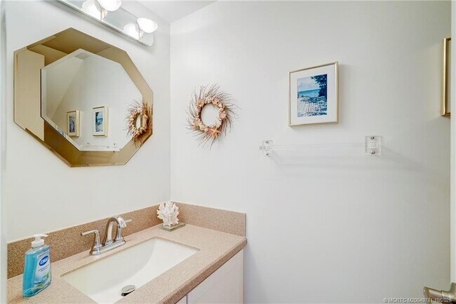 Building Photo - 5532 NE Gulfstream Way