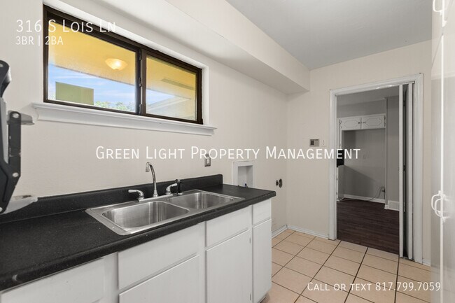 Building Photo - 316 S Lois Ln