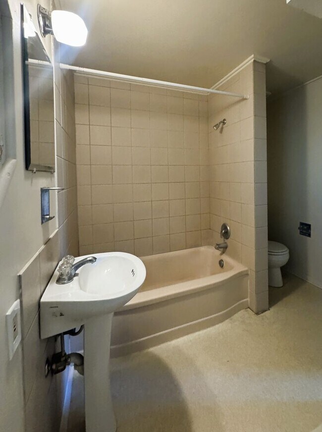 Building Photo - (PEA 414) 10th & Lawrence ~ 1 Bed/1 Bath