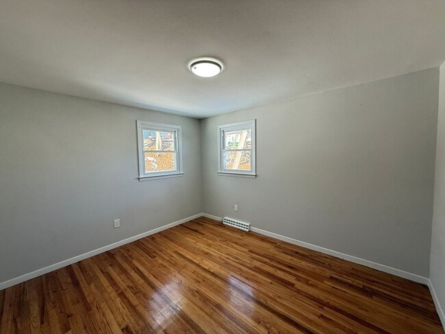 Building Photo - Recently updated 3 Bed 1 Bath Single Family House available February 1st!