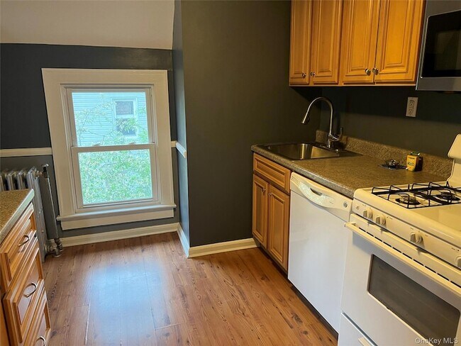 Building Photo - 140 12th Ave