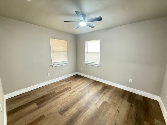 Building Photo - Beautiful Bungalow