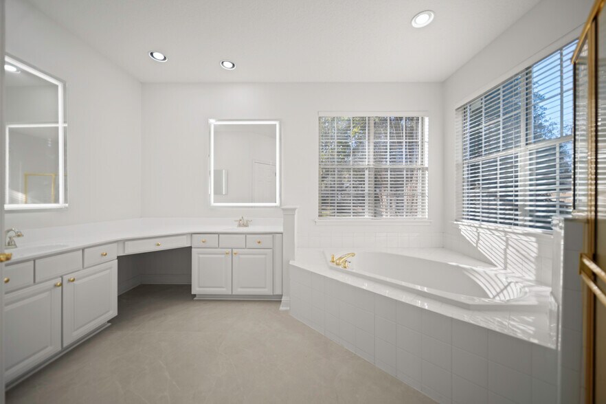 Building Photo - 10061 Vineyard Lake Rd E