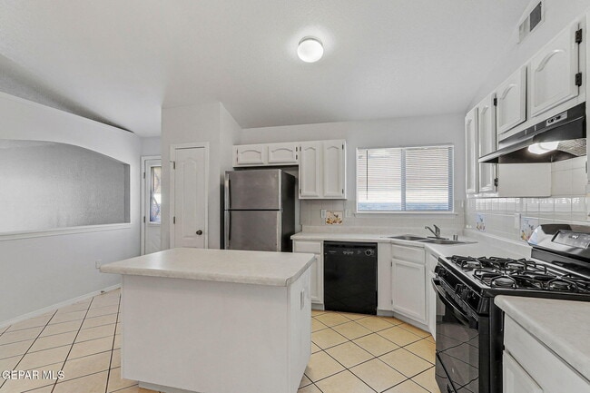 Building Photo - 12496 Sombra Fuerte Dr